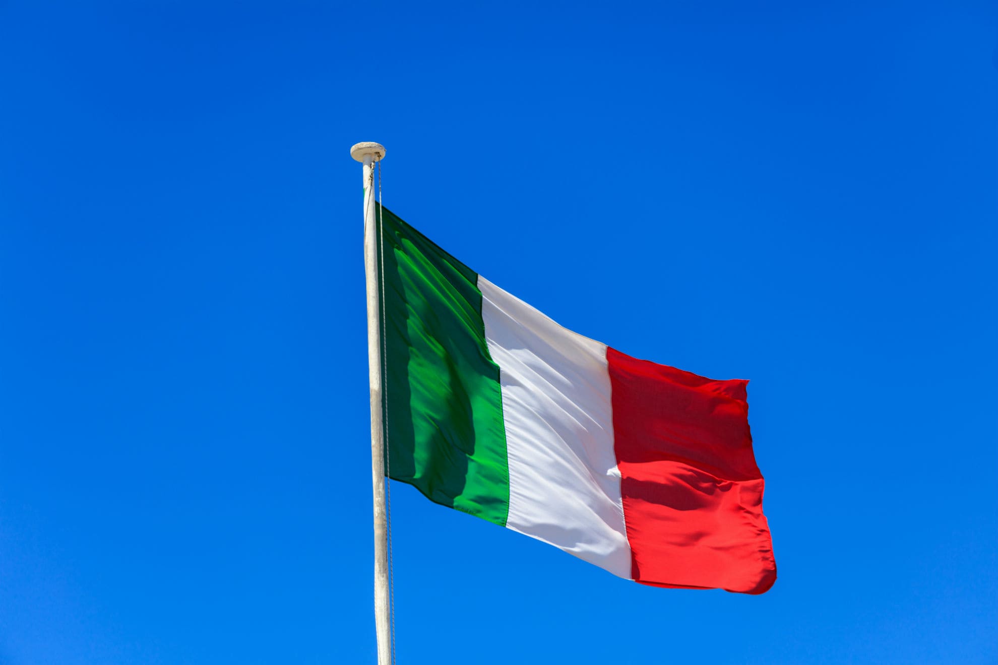 italy-flag-italian-flag-on-a-pole-waving-on-blue-s-p4kpel8-min_f0abbdd5.jpg (60.36 Kb)