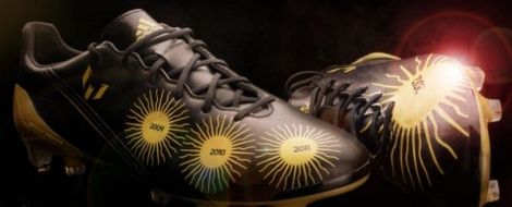 5917_las-botas-de-leo-messi-con-sus_54361766102_54115221155_600_244.jpg (16.42 Kb)